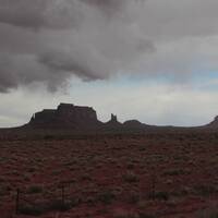 Donkere wolken boven Monument Valley