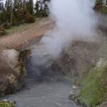 Een warmwaterbron bij Mud Volcano