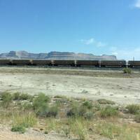 Enorme trein naast ons onderweg naar Salt Lake City