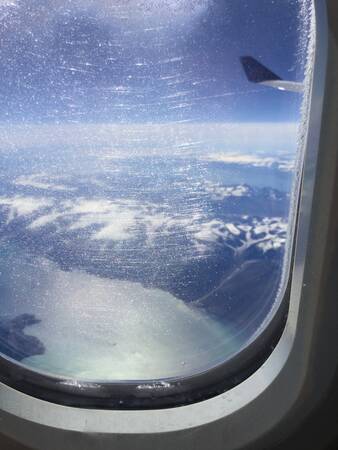Vanuit het vliegtuig om dik 11 km hoogte, Groenland duidelijk te zien