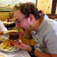 Bas eet een Pope Burger bij Ranch 7/11 Vernal