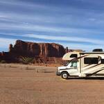 Camper op Monument Valley