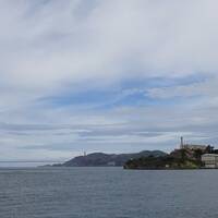 Alcatraz met de Golden Gate bridge