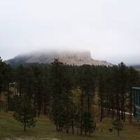 Crazy Horse Memorial in de laaghangende bewolking