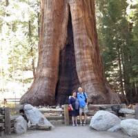 Samen bij de 'Sentinel' voor het Giant Forest Museum in het Sequoia N.P.