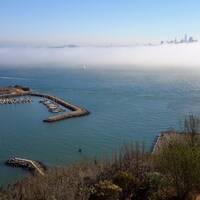 San Francisco Bay in de mist vanaf Vistapoint Golden Gate