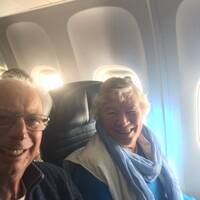 Opa maakt een selfie in het vliegtuig