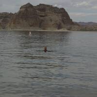 Henny in de Colorado aan het zwemmen
