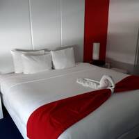 Ons bed... prima kamer... rood/wit.. mooie kleuren😉