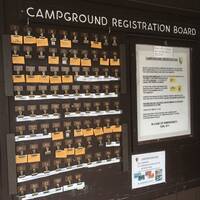 Het registratiebord van Mammoth Campingground