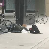 Zwerver slaapt op straat