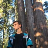Finn voor de mooie Sequoia bomen