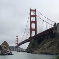 Onderaan de Golden Gate