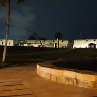 Het Fort bij nacht